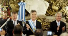 Macri recibió la banda y el bastón presidencial en una ceremonia en Casa de Gobierno