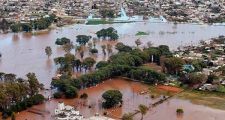 Dos muertos y 20.000 evacuados.