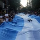 Fuerte protesta contra el Gobierno: una multitud rodea el Obelisco y hay movilizaciones en todo el país