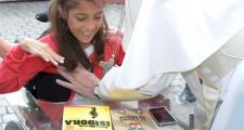 Emotiva reunión entre el Papa Francisco y una niña escritora