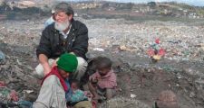 Pedro Opeka, el cura argentino que lucha contra la pobreza en Africa y podría ganar un Nobel